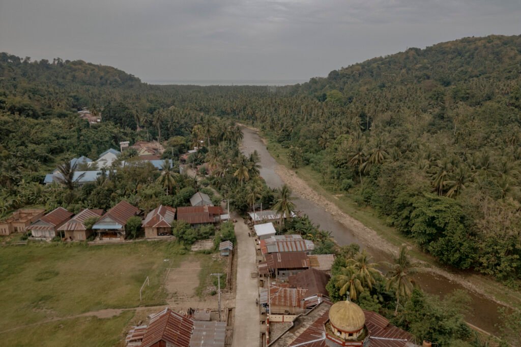 Salah satu perkampungan di kabupaten Majene yang masih terjaga dan hidup berdampingan dengan laut dan hutan yang sehat. Perubahaan lansekap hutan dan lingkungan mempengaruhi perkembangan dan serangan nyamuk. Di Sulawesi Barat, setiap tahun kasus Malaria selalu terdata. Sepanjang Januari hingga September 2025, jumlah kasus positif di wilayah ini sebanyak 91 kasus. Foto: Iqbal Lubis/Bollo.id