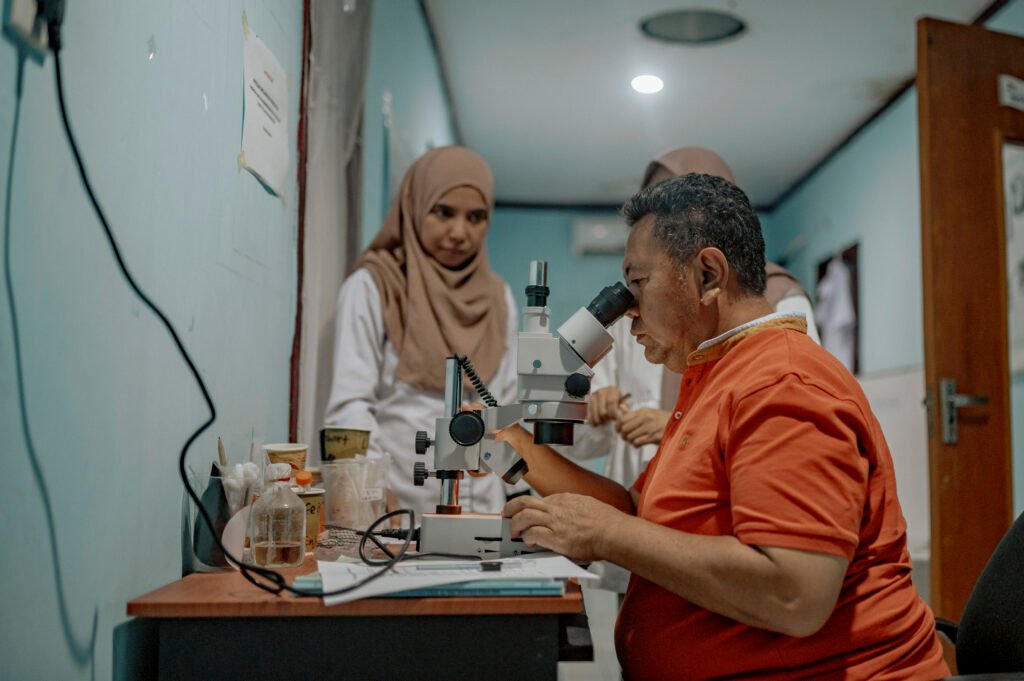 Idr Isra Wahid PhD Med Sc meneliti nyamuk sejak tahun 2009. Di lantai 4 Fakultas Kedokteran Universitas Hasanuddin, dia mengepalai Laboratorium Entomolgy dan Animal. Foto: Iqbal Lubis/Bollo.id