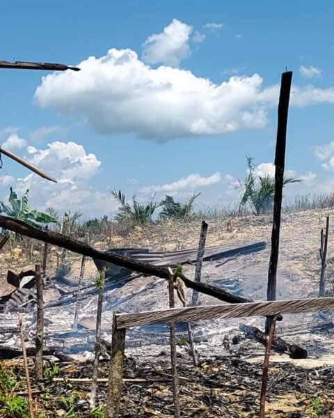 Sisa-sisa bangunan rumah tani yang hangus terbakar/Dok pribadi warga