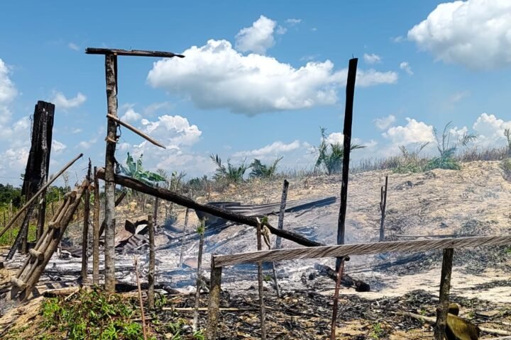 Sisa-sisa bangunan rumah tani yang hangus terbakar/Dok pribadi warga