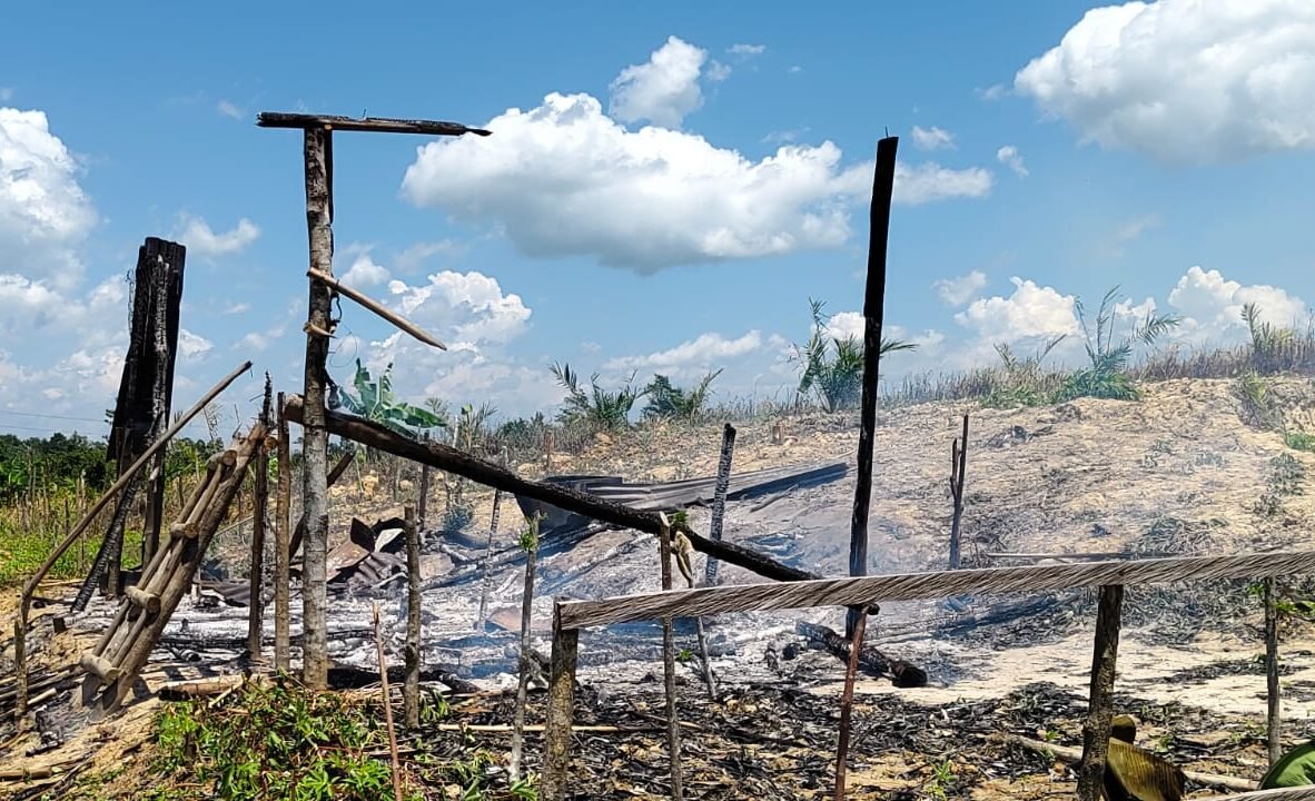 Sisa-sisa bangunan rumah tani yang hangus terbakar/Dok pribadi warga