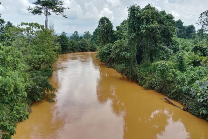 Ekspansi tambang nikel membuat air sungai di Halmahera Tengah, terutama di Weda Tengah, menjadi keruh, 11 November 2025. Foto: Djul Fikram (Fiki) untuk Bollo.id