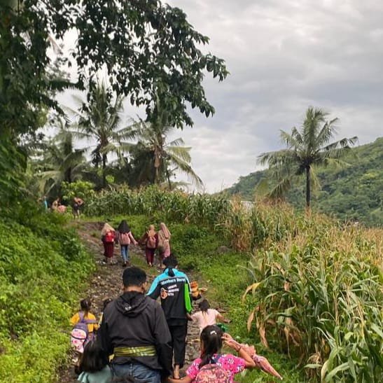 Aktivitas siswa ke sekolah. Foto: Fadli Ilham