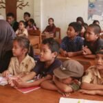 Suasana belajar siswa SDN 37 Bangkalan bersama relawan HIPMIN Makassar. Foto: Fadli Ilham