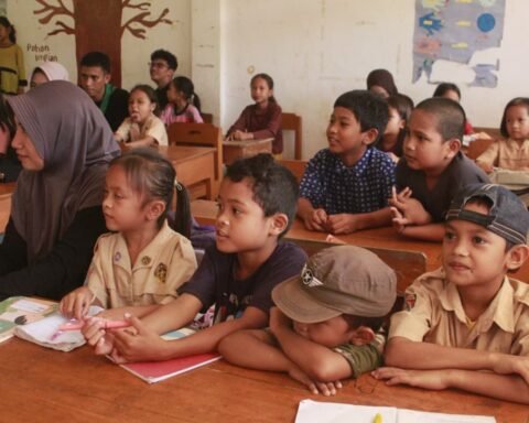 Suasana belajar siswa SDN 37 Bangkalan bersama relawan HIPMIN Makassar. Foto: Fadli Ilham