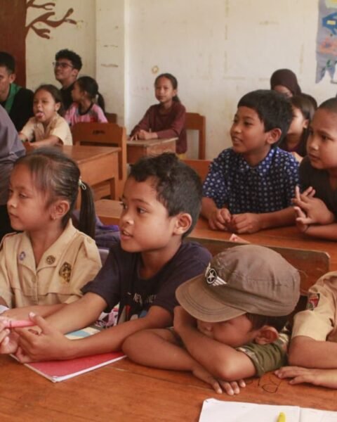 Suasana belajar siswa SDN 37 Bangkala bersama relawan HIPMIN Makassar. Foto: Fadli Ilham