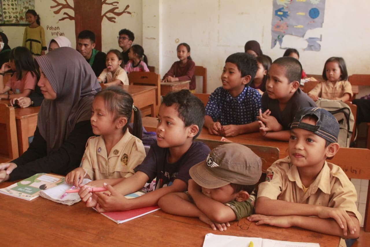 Suasana belajar siswa SDN 37 Bangkalan bersama relawan HIPMIN Makassar. Foto: Fadli Ilham