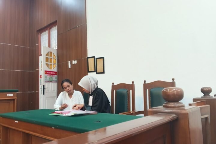 Suasana persidangan Rosaliani B. Weluk dalam perkara dugaan penggelapan di Pengadilan Negeri Makassar, Jumat, 10 April 2026.