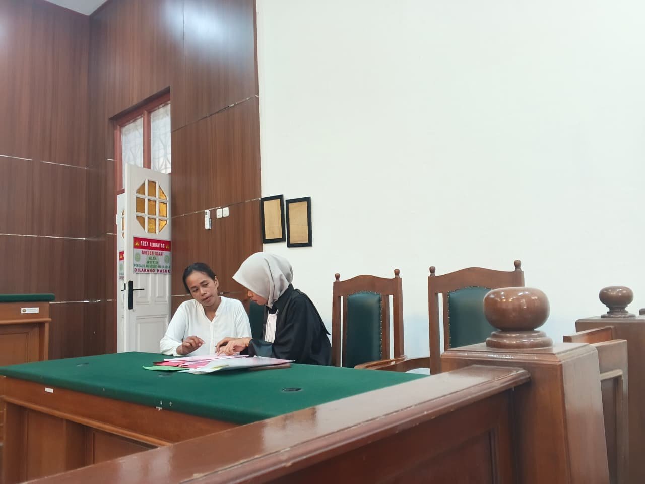 Suasana persidangan Rosaliani B. Weluk dalam perkara dugaan penggelapan di Pengadilan Negeri Makassar, Jumat, 10 April 2026.