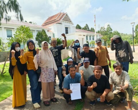 Warga Desa Harapan, Luwu Timur, menolak pelepasan lahan bagi pembangunan PT Indonesia Huali Industry Park. Foto: LBH Makassar