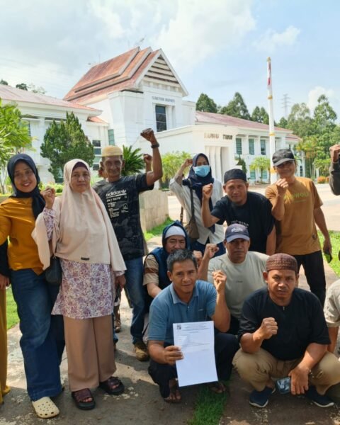 Warga Desa Harapan, Luwu Timur, menolak pelepasan lahan bagi pembangunan PT Indonesia Huali Industry Park. Foto: LBH Makassar