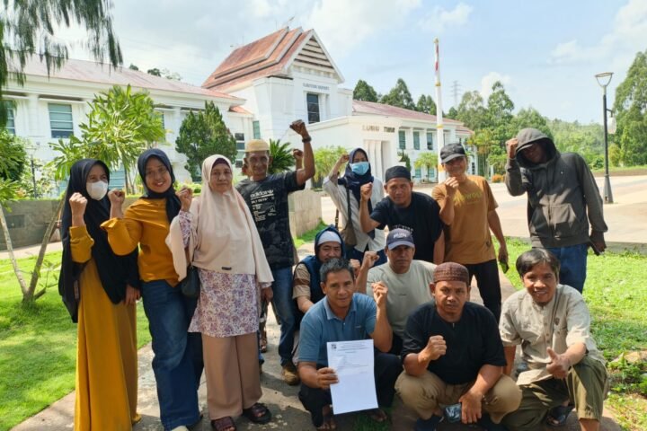 Warga Desa Harapan, Luwu Timur, menolak pelepasan lahan bagi pembangunan PT Indonesia Huali Industry Park. Foto: LBH Makassar
