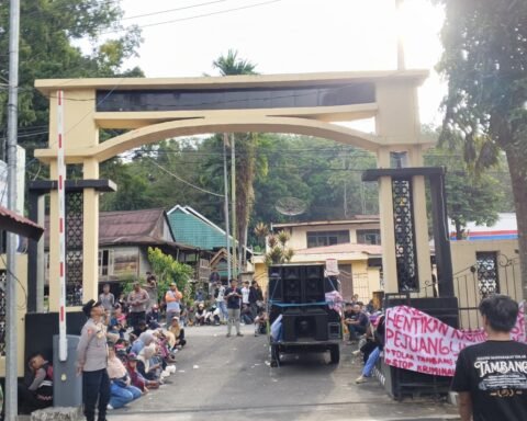 Warga Baba, Kecamatan Cendana, Enrekang saat berdemonstrasi di Polres Enrekang/Foto: LBH Makassar-KOBAR Enrekang