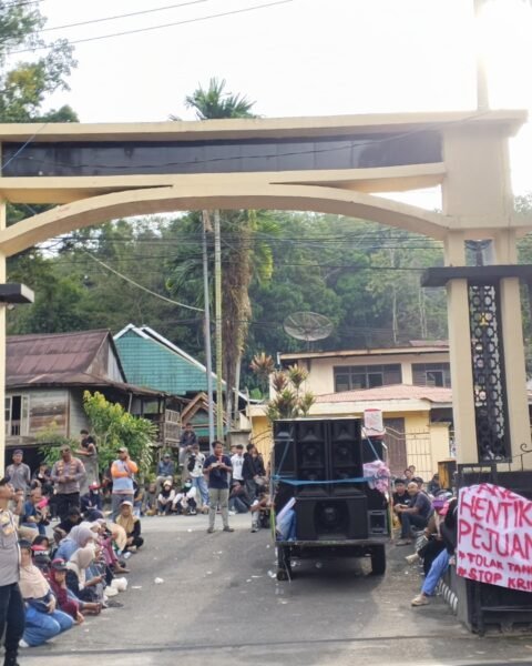 Warga Baba, Kecamatan Cendana, Enrekang saat berdemonstrasi di Polres Enrekang/Foto: LBH Makassar-KOBAR Enrekang