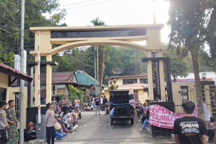Warga Baba, Kecamatan Cendana, Enrekang saat berdemonstrasi di Polres Enrekang/Foto: LBH Makassar-KOBAR Enrekang