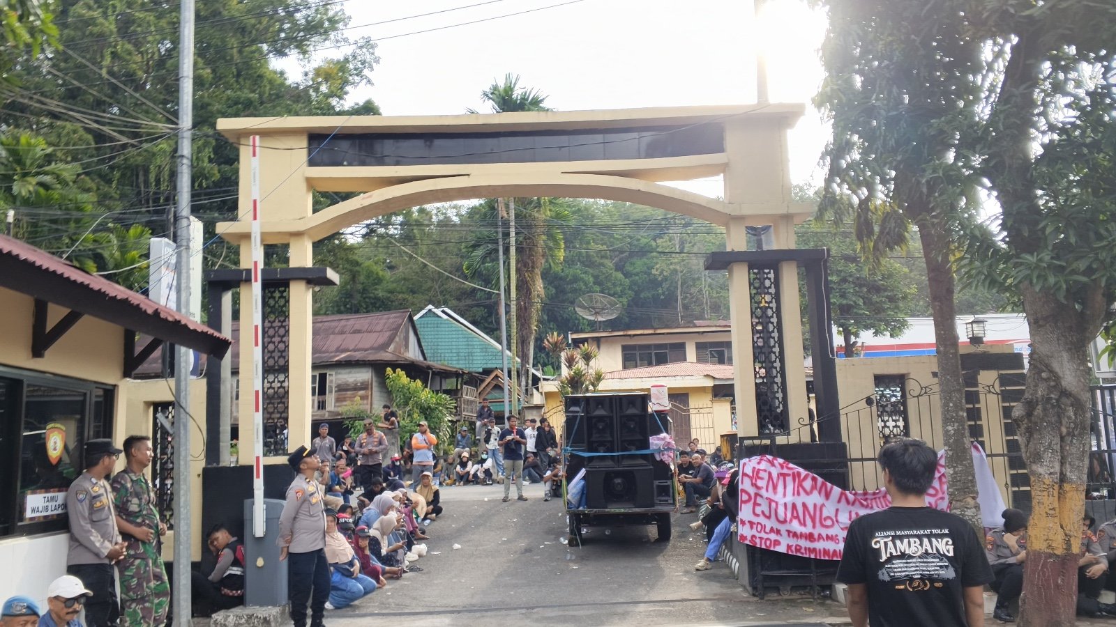 Warga Baba, Kecamatan Cendana, Enrekang saat berdemonstrasi di Polres Enrekang/Foto: LBH Makassar-KOBAR Enrekang
