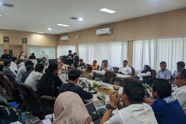 RDP Aliansi Masyarakat Lingkar Tambang Rakyat Enrekang Tolak Tambang Emas di kantor DPRD Sulsel/Foto: LBH Makassar