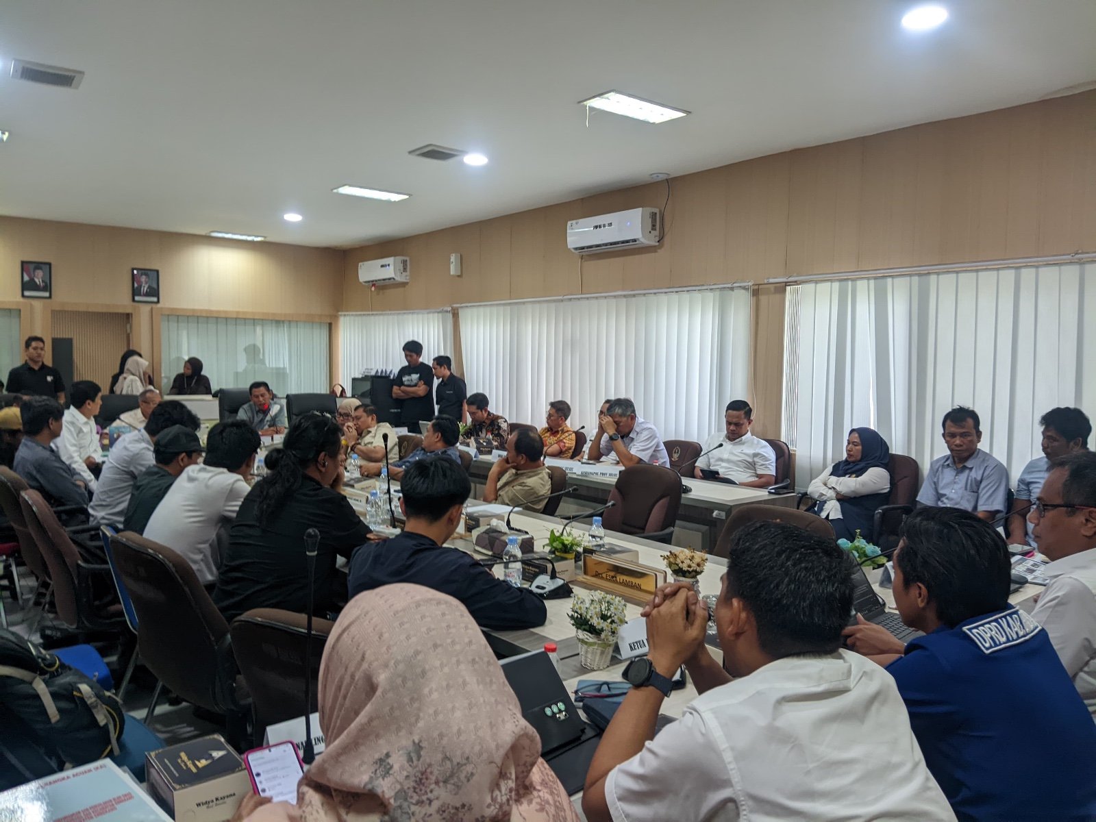 RDP Aliansi Masyarakat Lingkar Tambang Rakyat Enrekang Tolak Tambang Emas di kantor DPRD Sulsel/Foto: LBH Makassar