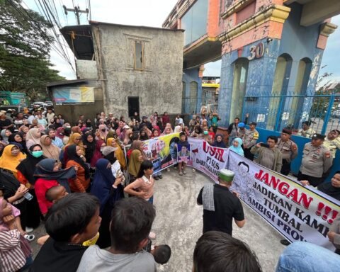 Warga Tamalanrea saat berdemonstrasi menolak rencana pembangunan PLTSa di wilayah mereka/Foto: WALHI Sulsel