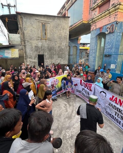 Warga Tamalanrea saat berdemonstrasi menolak rencana pembangunan PLTSa di wilayah mereka/Foto: WALHI Sulsel