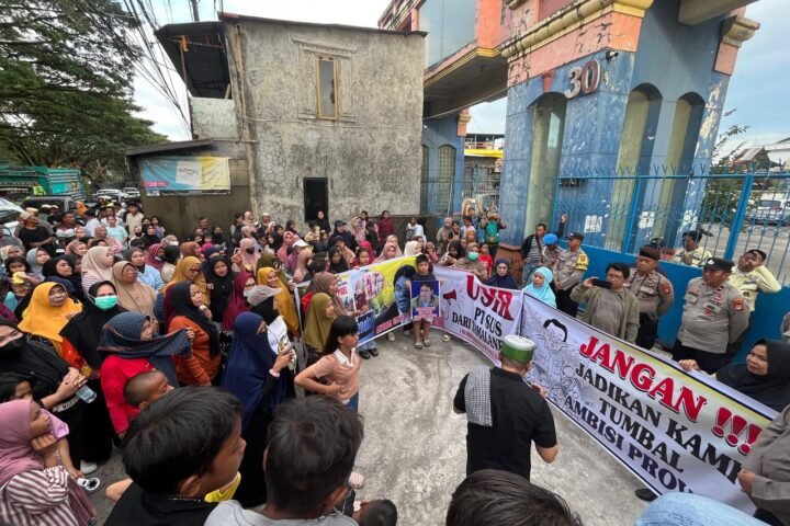 Warga Tamalanrea saat berdemonstrasi menolak rencana pembangunan PLTSa di wilayah mereka/Foto: WALHI Sulsel