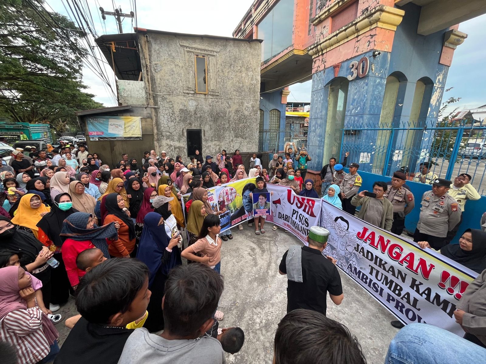 Warga Tamalanrea saat berdemonstrasi menolak rencana pembangunan PLTSa di wilayah mereka/Foto: WALHI Sulsel